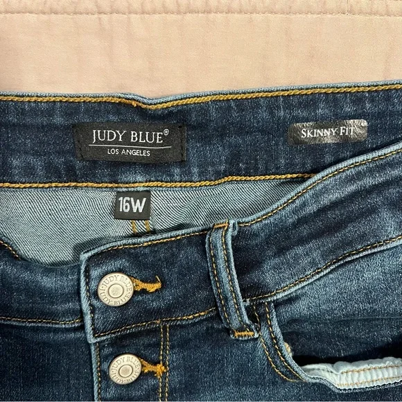 Judy Blue Button-Fly Cropped Jeans Skinny Fit - Picture 2 of 6